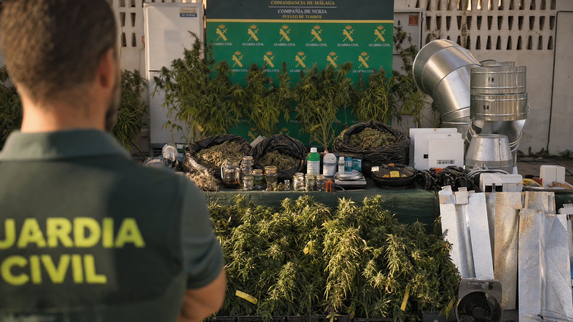 托罗克斯一张展示被缴获植株、种植材料和专业机械设备的证据桌