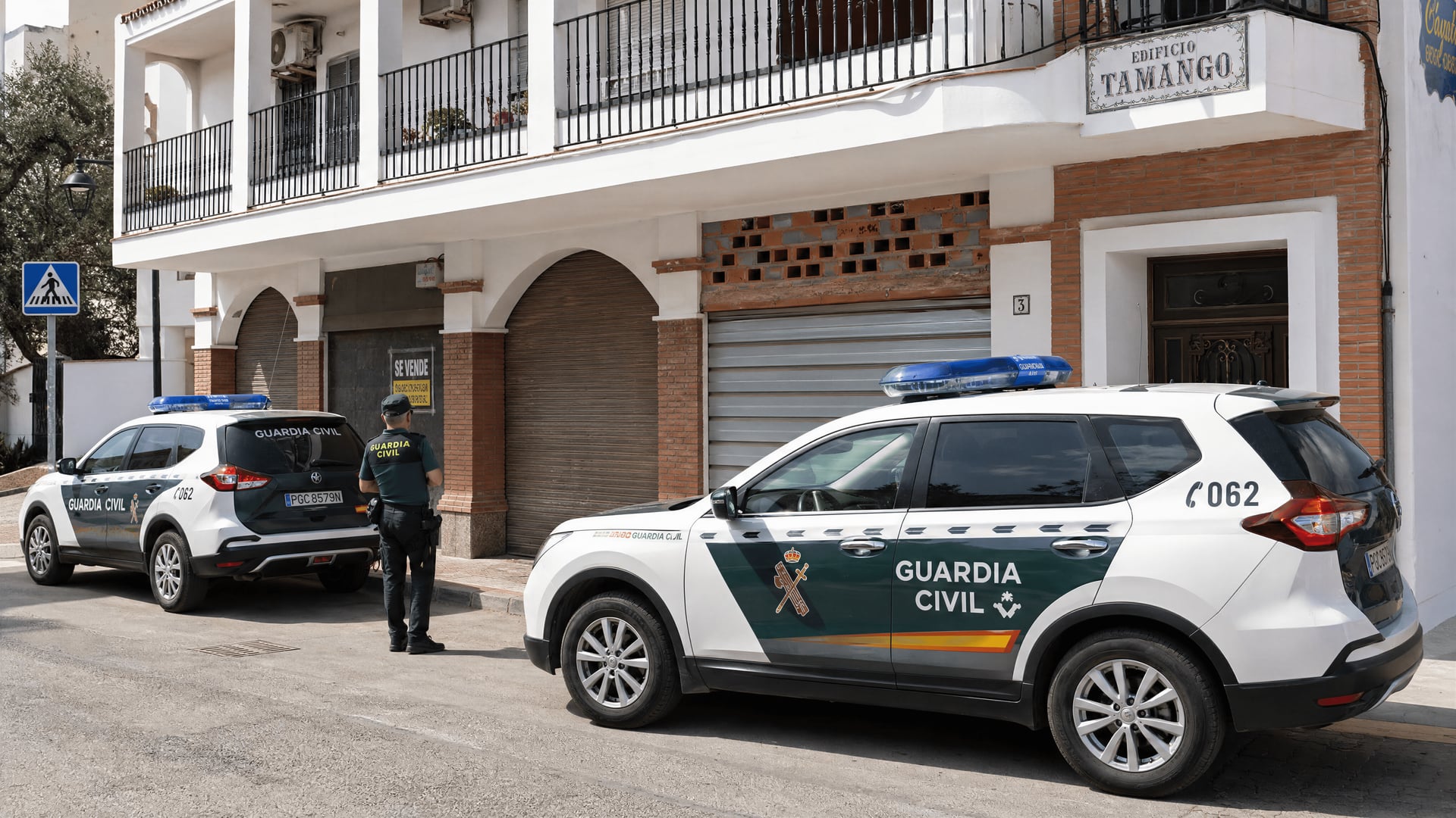 托罗克斯一处住宅小区下层场所外的西班牙国民警卫队车辆